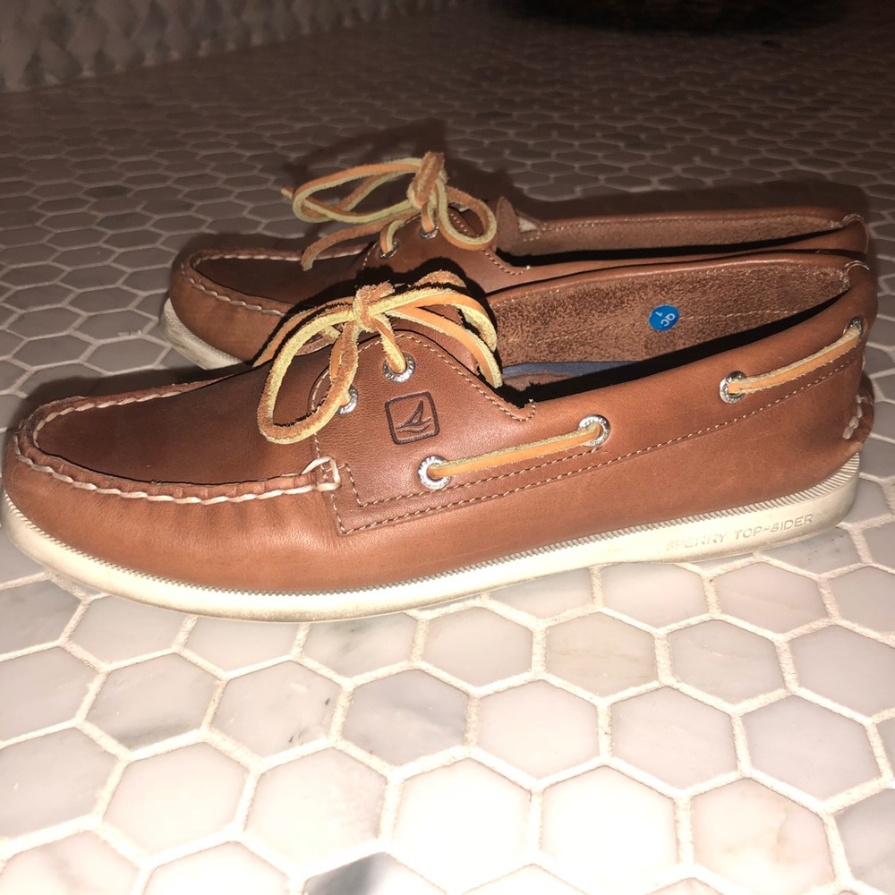 Women’s Light Brown Sperrys